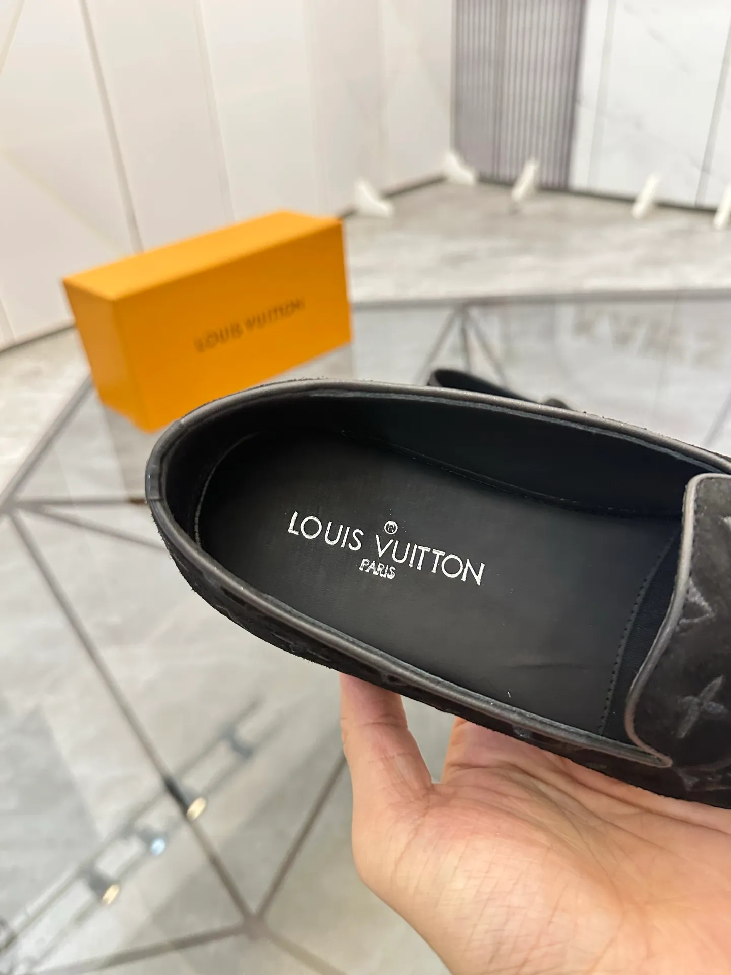 Selling men's shoes 💰: 💰P460¥ Product trademark: LV* "Louis Vuitton*" slip-on shoes, lazy shoes, regular size: 38-44. (can be customized to 45.) Product materials: imported first-layer nubuck leather upper, water-dyed cowhide lining, original outsole. No.: D301